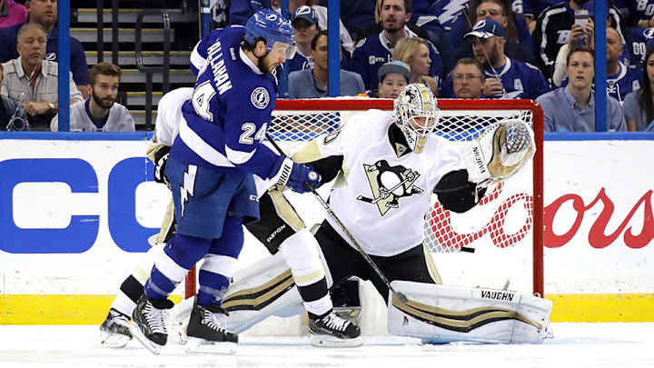 Lightning hold off Penguins to win Game 4, tie series