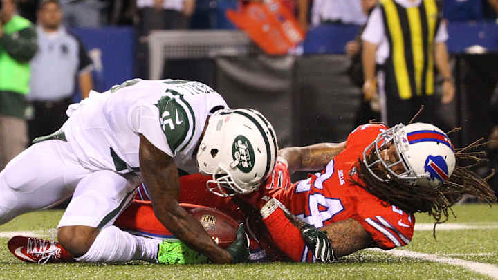 Jets receiver Brandon Marshall hurts left knee against Bills