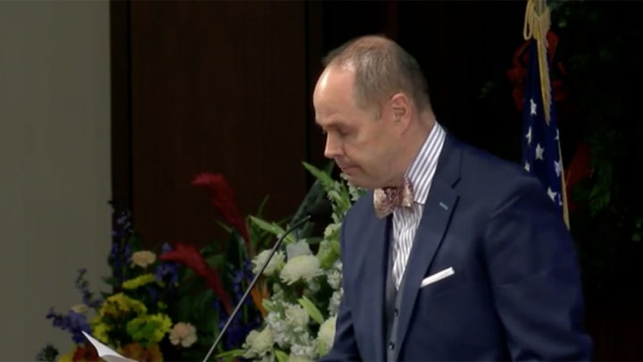 Watch: Ernie Johnson gives heartfelt speech at Craig Sager’s memorial