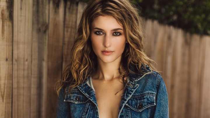 Monday's A.M. Hot Clicks: Gemma Vance; Cat Yoga is Now a Thing