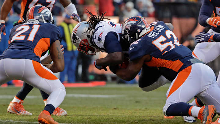 Broncos play down offensive vs. defensive rift