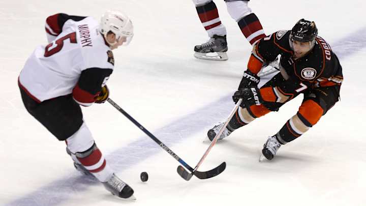 Ducks beat Coyotes 5-2 for 6th straight win Ducks beat Coyotes 5-2 for 6th straight win