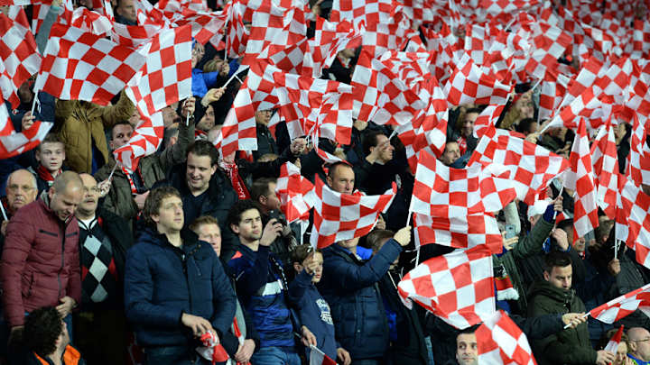 Video: Traveling PSV fans throw coins at beggars in Madrid