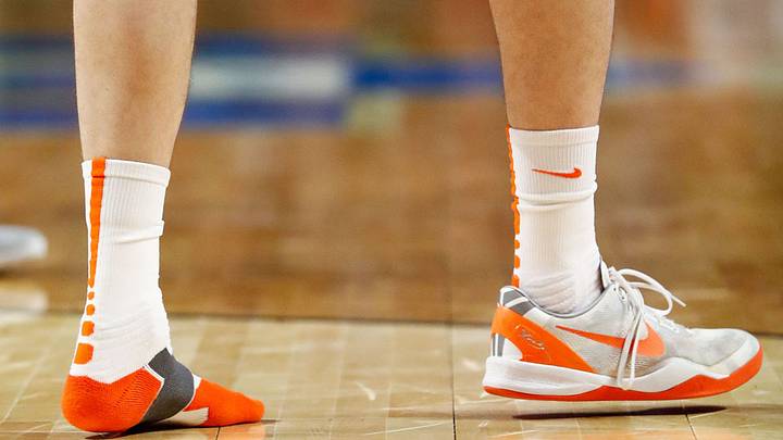 Watch: Syracuse’s Tyler Lydon hits three with one shoe on