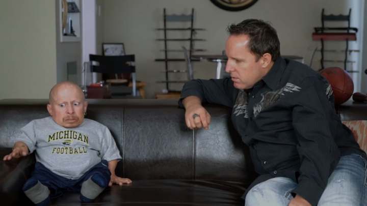 Watch: Michigan fan Verne Troyer hypnotized to praise Ohio State