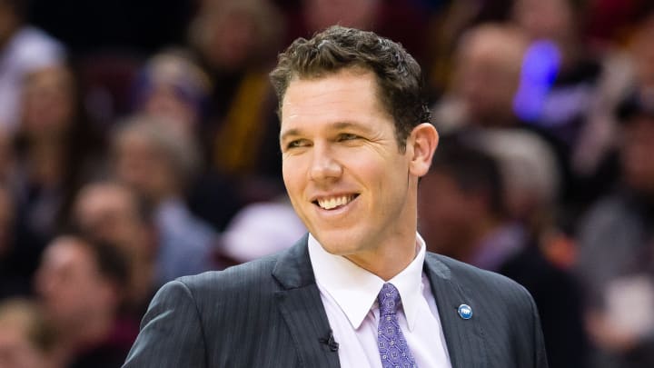 Lakers hire Warriors assistant Luke Walton as head coach