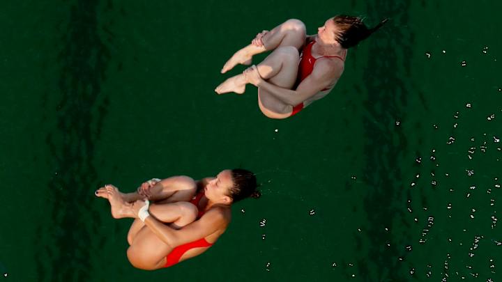 Water in Olympic diving pool turns green