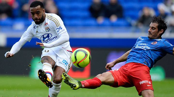Ligue 1: Lyon climbs back into Champions League fight with win