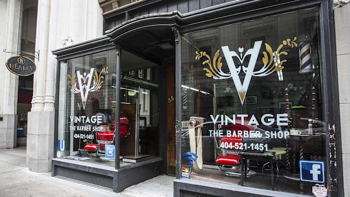 Michael Phelps takes selfie at Atlanta barbershop