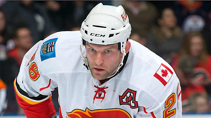 Robyn Regehr returns to Calgary to retire as member of Flames