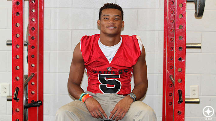 Five-star WR Demetris Robertson signs aid agreement with Georgia Five-star WR Demetris Robertson signs aid agreement with Georgia