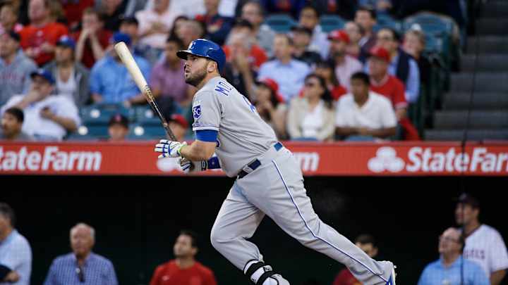 Royals 3B Moustakas placed on 15-day DL with thumb fracture