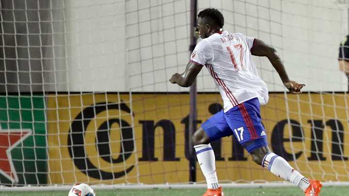 MLS: Altidore's winner vaults Toronto FC into first; Lodeiro rescues draw for Seattle