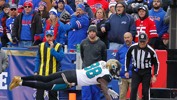Jaguars WR Hurns, TE Thomas ruled out, won't play vs Vikings