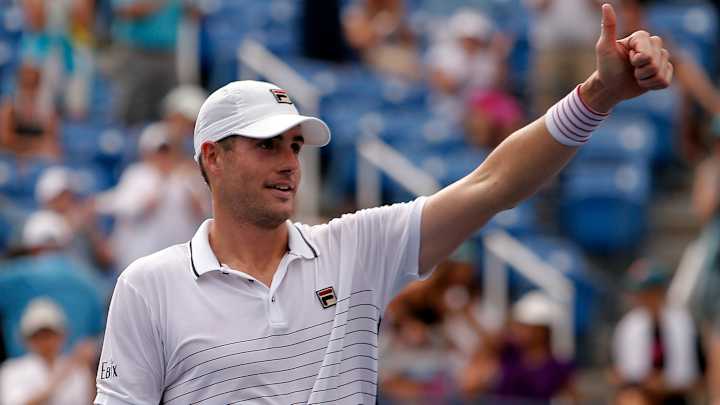 Isner beats Lopez in 3 sets to reach Vienna quarterfinals
