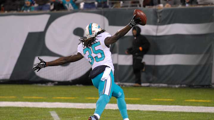 Dolphins solidify playoff chances with big win over Jets