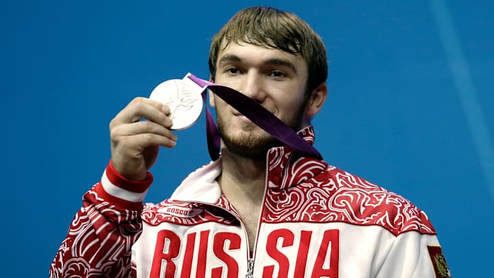 Russian weightlifter loses '12 Olympic silver in doping case