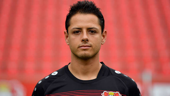 Chicharito fractures hand falling down stairs, out at least two weeks Chicharito fractures hand falling down stairs, out at least two weeks