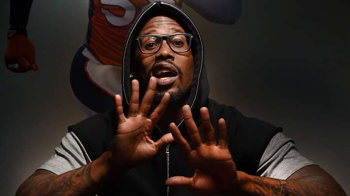Von Miller signs (or types?) deal with emoji keyboard app