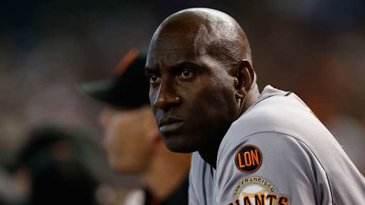 Giants 3B coach Roberto Kelly leaves after taking errant throw to head