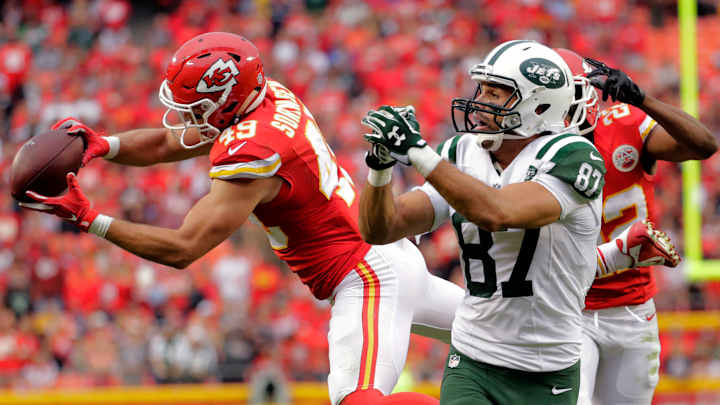 Decker aggravates shoulder injury, uncertain for Sunday Decker aggravates shoulder injury, uncertain for Sunday