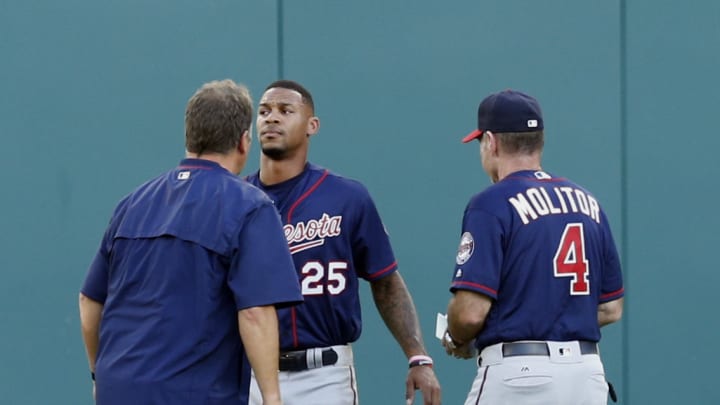 Twins CF Buxton injured after running into outfield wall