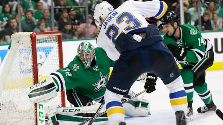 Elliott turns back Stars 4-1, sends Blues home with 3-2 lead