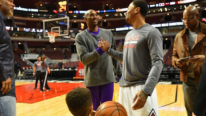 Kobe Bryant hangs out with Derrick Rose’s son before game