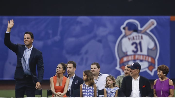 Hall of Famer Mike Piazza has his No. 31 retired by Mets