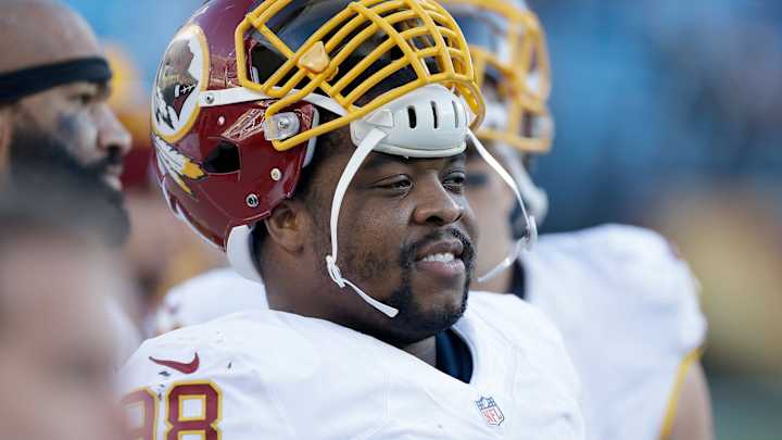Redskins linemen order water for crisis–stricken Flint, Michigan