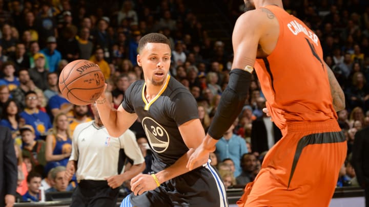 Curry's big fourth quarter rallies Warriors past Suns