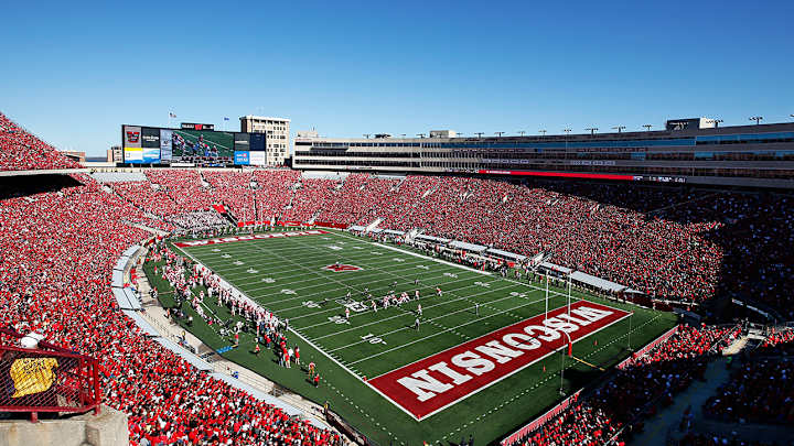 Fan attends Wisconsin game with President Obama mask, noose