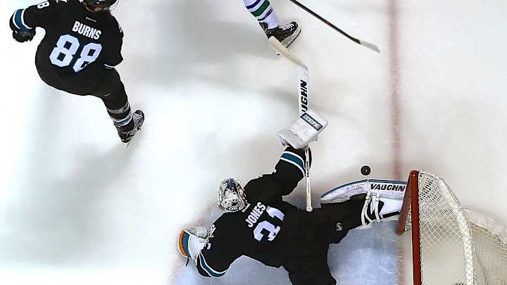 Hansen helps Canucks snap 9-game skid with 4-2 win vs Sharks