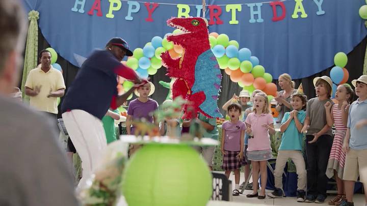David Ortiz mercilessly destroys piñatas at kids’ birthday parties David Ortiz mercilessly destroys piñatas at kids’ birthday parties
