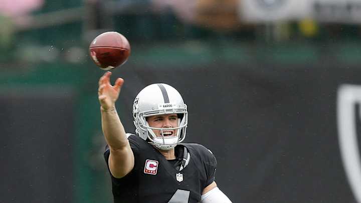 Raiders QB Derek Carr tries to tune out praise