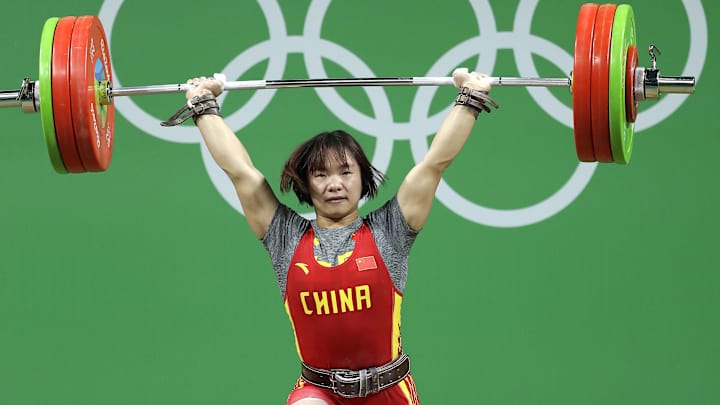 China's Xiang recovers from bang to head to win lifting gold