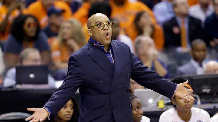 Syracuse women's hoops coach Hillsman inks extension