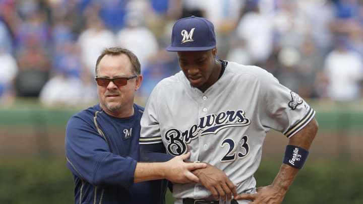Brewers CF Broxton leaves with right arm injury