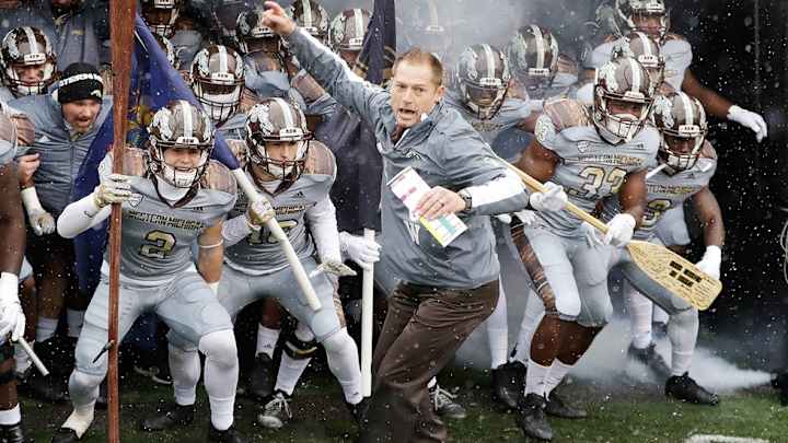 Coaching carousel heats up: Oregon waits for Western Michigan's Fleck as more candidates emerge
