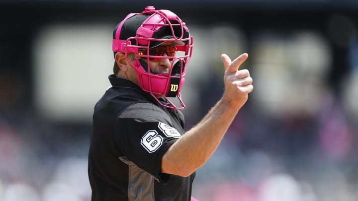 MLB players, umpires don pink for Mother’s Day