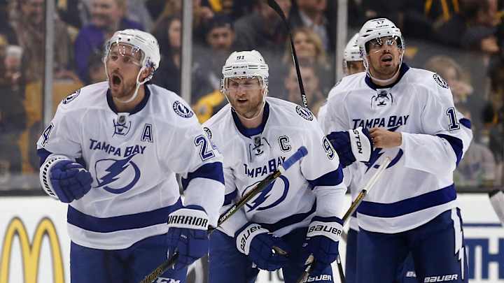 Lightning strike quickly, beat Bruins 4-1 for 6th straight