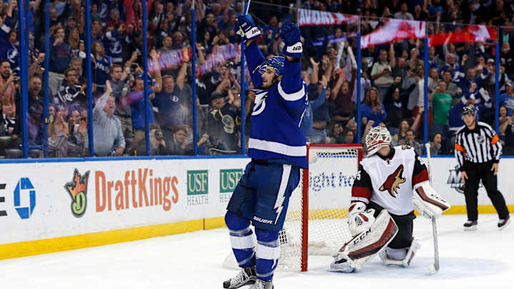 Stamkos scores again, streaking Lightning beat Coyotes 2-1
