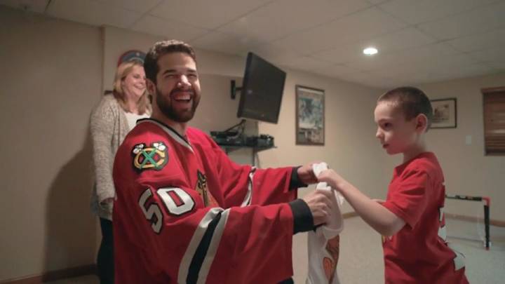 Watch: Corey Crawford, Blackhawks help babysit young fan