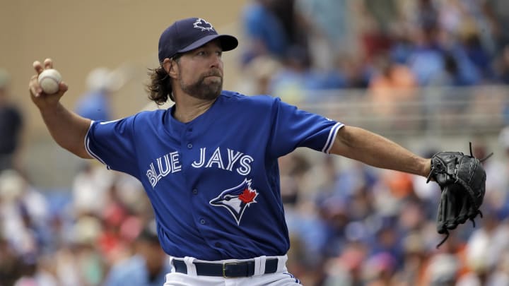 Dickey roughed up for Blue Jays in win over Tigers