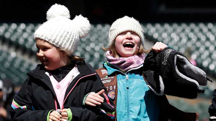 Workers scramble to clear snow before Indians-White Sox Workers scramble to clear snow before Indians-White Sox