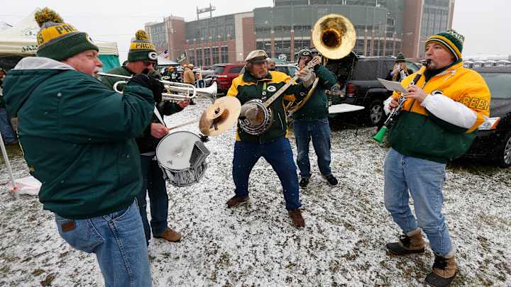 The Latest: Bears rookie Floyd back from injury