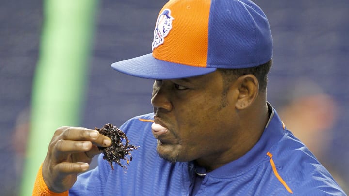 Indians sign infielder Uribe to 1-year deal