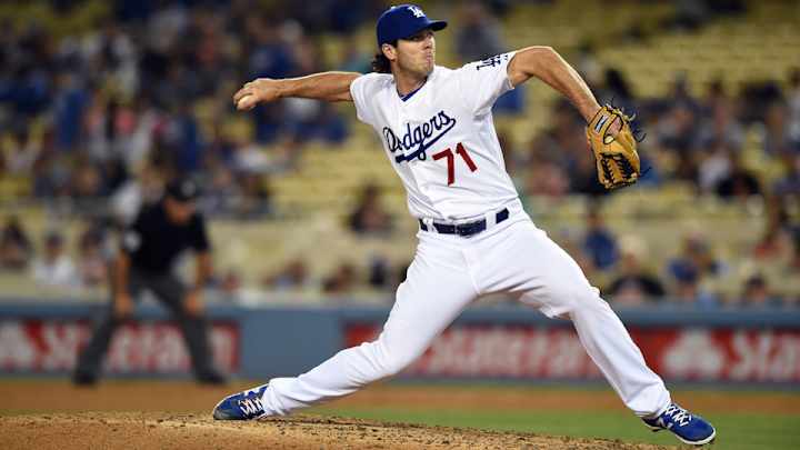 Report: Dodgers P Josh Ravin breaks arm in car accident