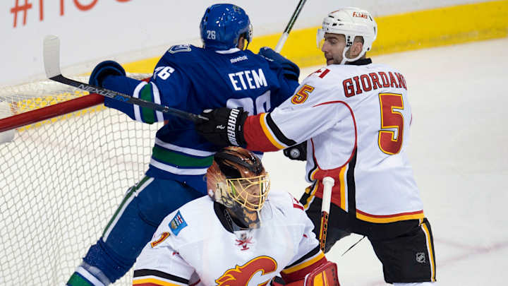 Hiller makes 34 saves, Flames beat Canucks 4-1