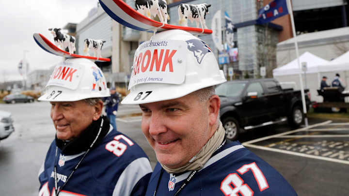 Chiefs' Maclin, Pats' Gronkowski, Edelman, Amendola active